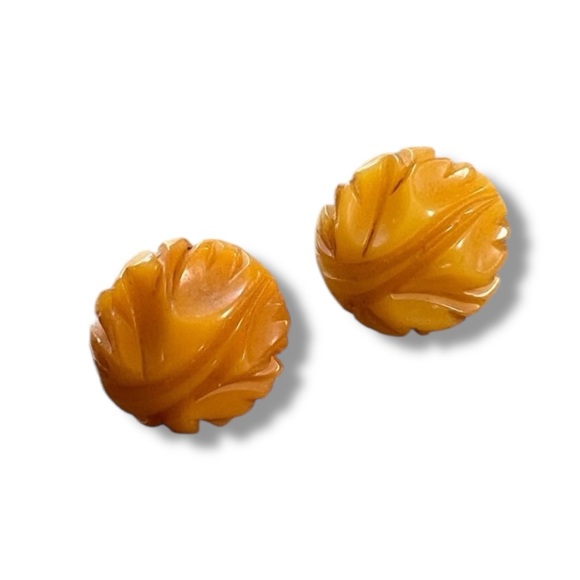 1950s Vintage round carved earrings with screw on backs - Picture 5 of 5